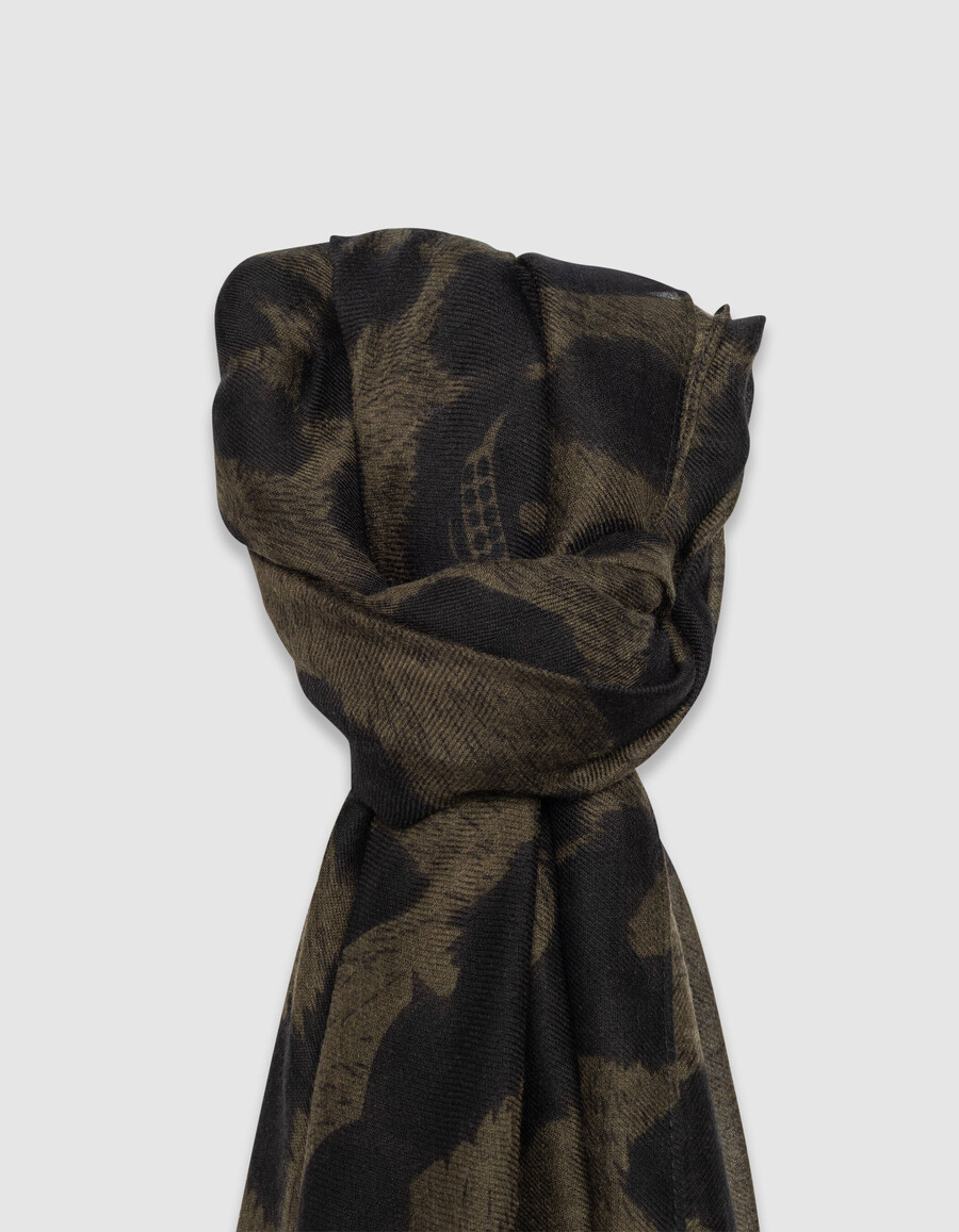 herrenschal in khaki mit tierschädelmotiv