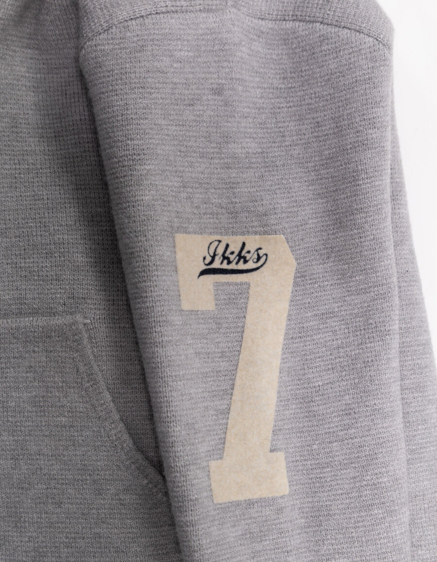 graues strick-outfit für jungen strickjacke und hose