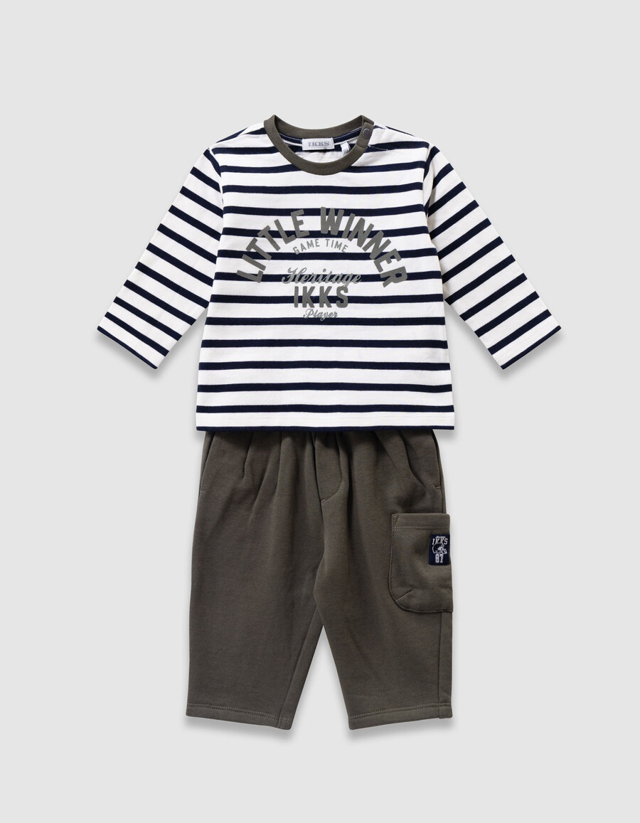 gestreiftes t-shirt und hose für babys und jungen