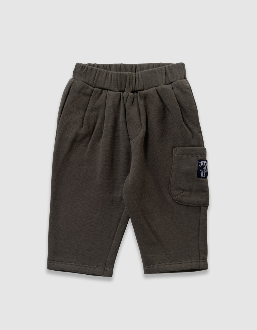 gestreiftes t-shirt und hose für babys und jungen