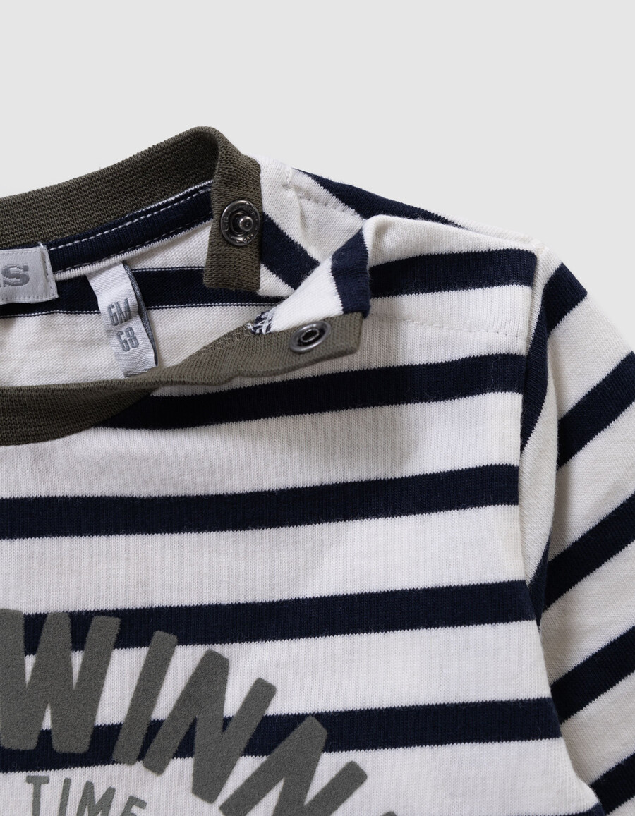 gestreiftes t-shirt und hose für babys und jungen