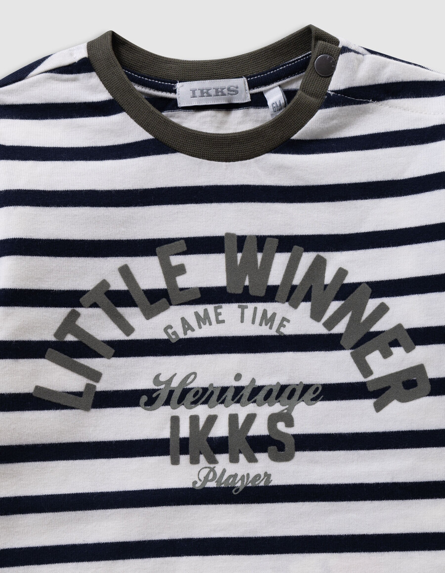 gestreiftes t-shirt und hose für babys und jungen