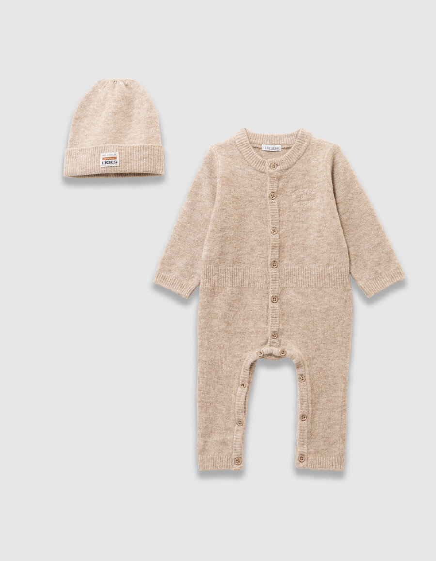 beige strick-overall und mütze für babys jungen