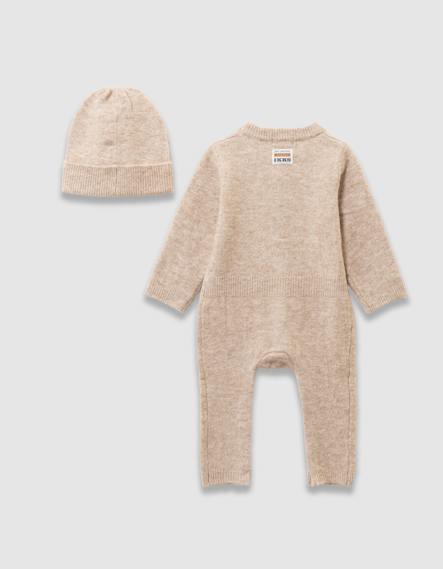 beige strick-overall und mütze für babys jungen