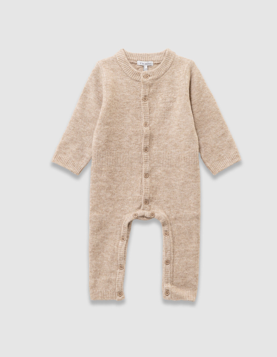 beige strick-overall und mütze für babys jungen