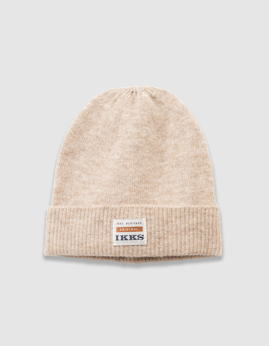 beige strick-overall und mütze für babys jungen