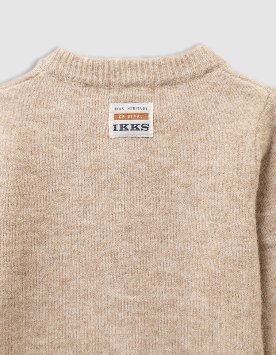 beige strick-overall und mütze für babys jungen