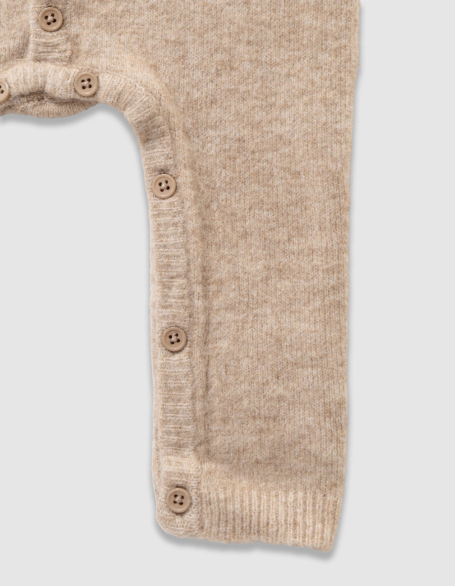 beige strick-overall und mütze für babys jungen