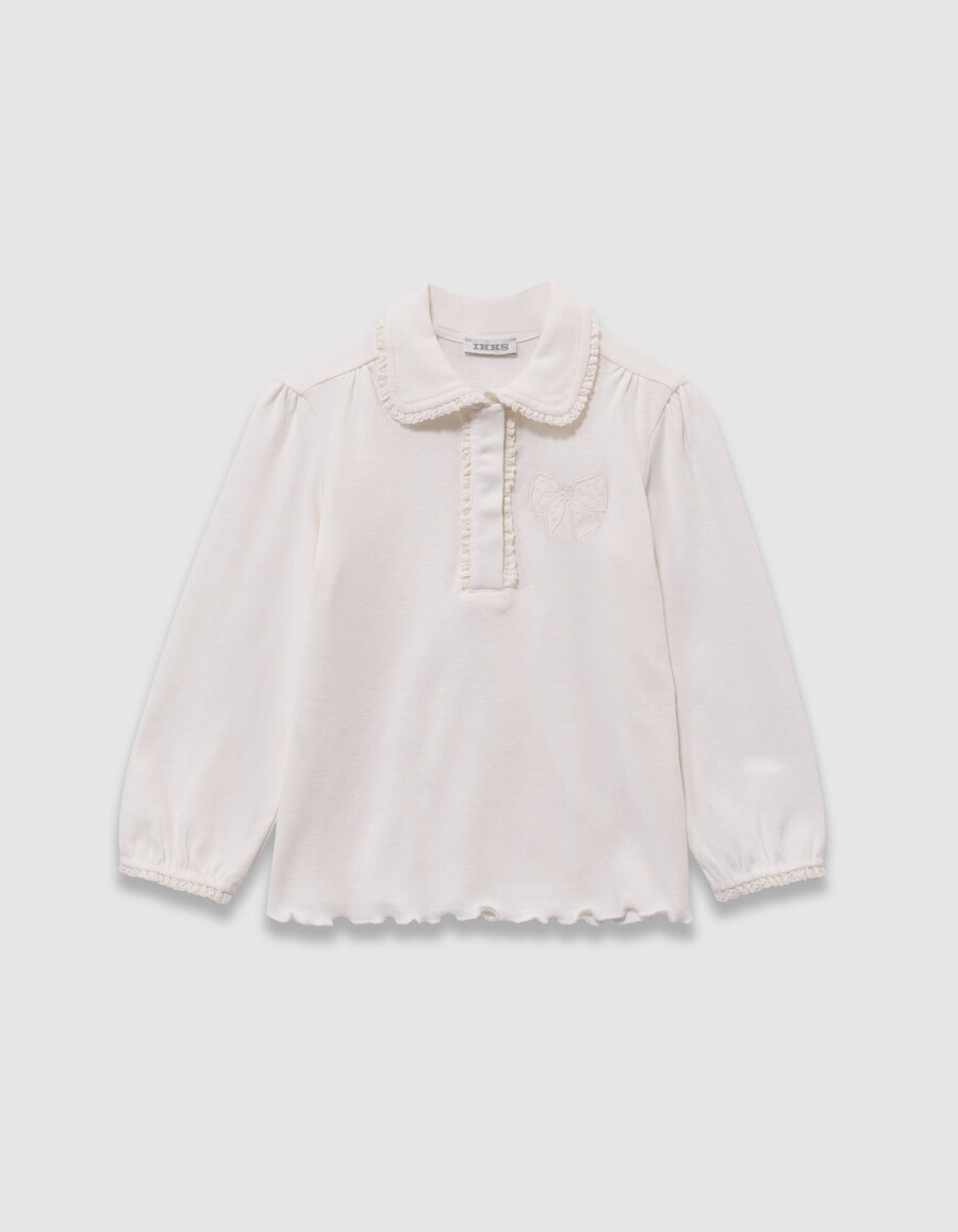 ecrufarbenes mädchen-t-shirt mit gestickter schleife und spitzendetails