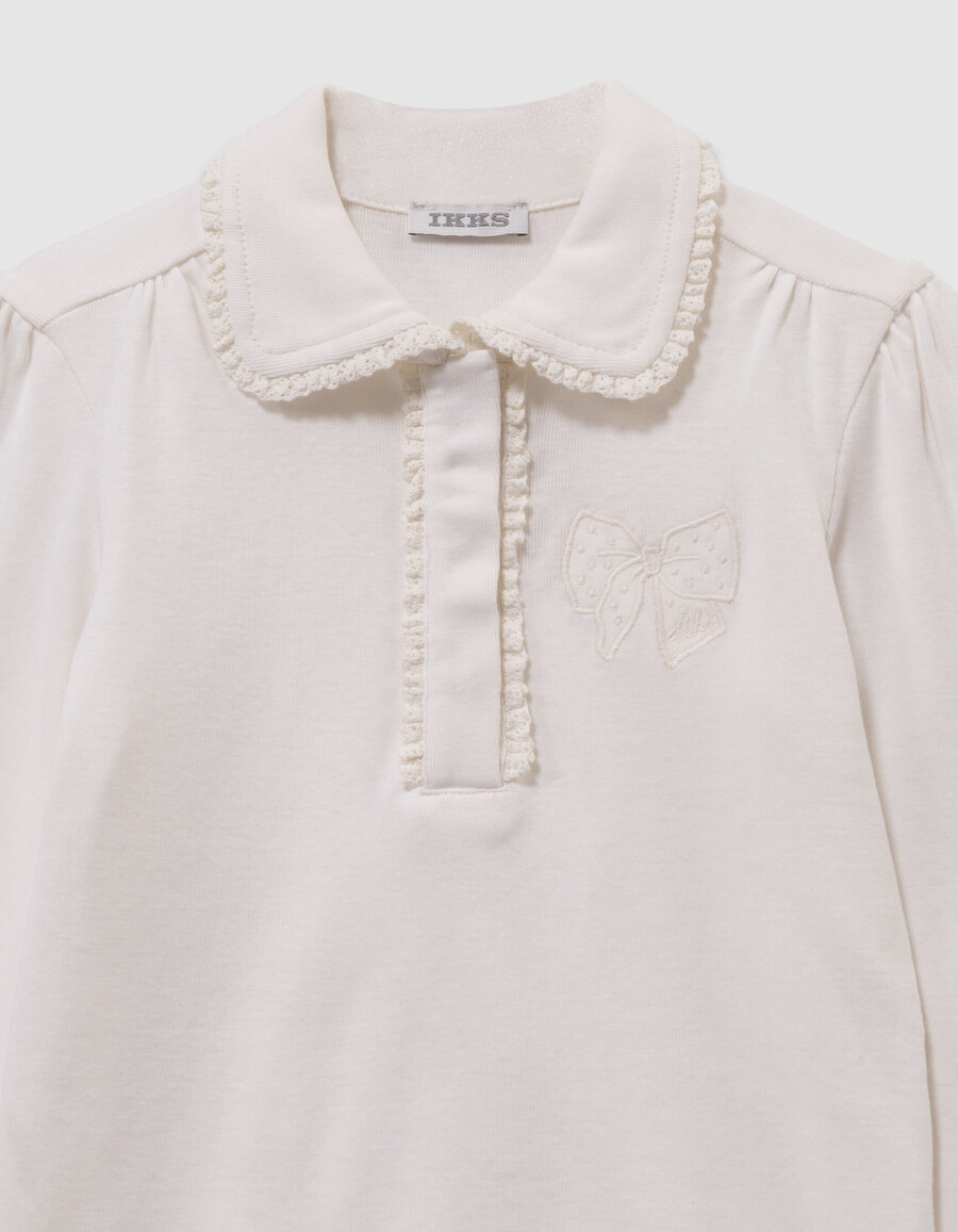 ecrufarbenes mädchen-t-shirt mit gestickter schleife und spitzendetails