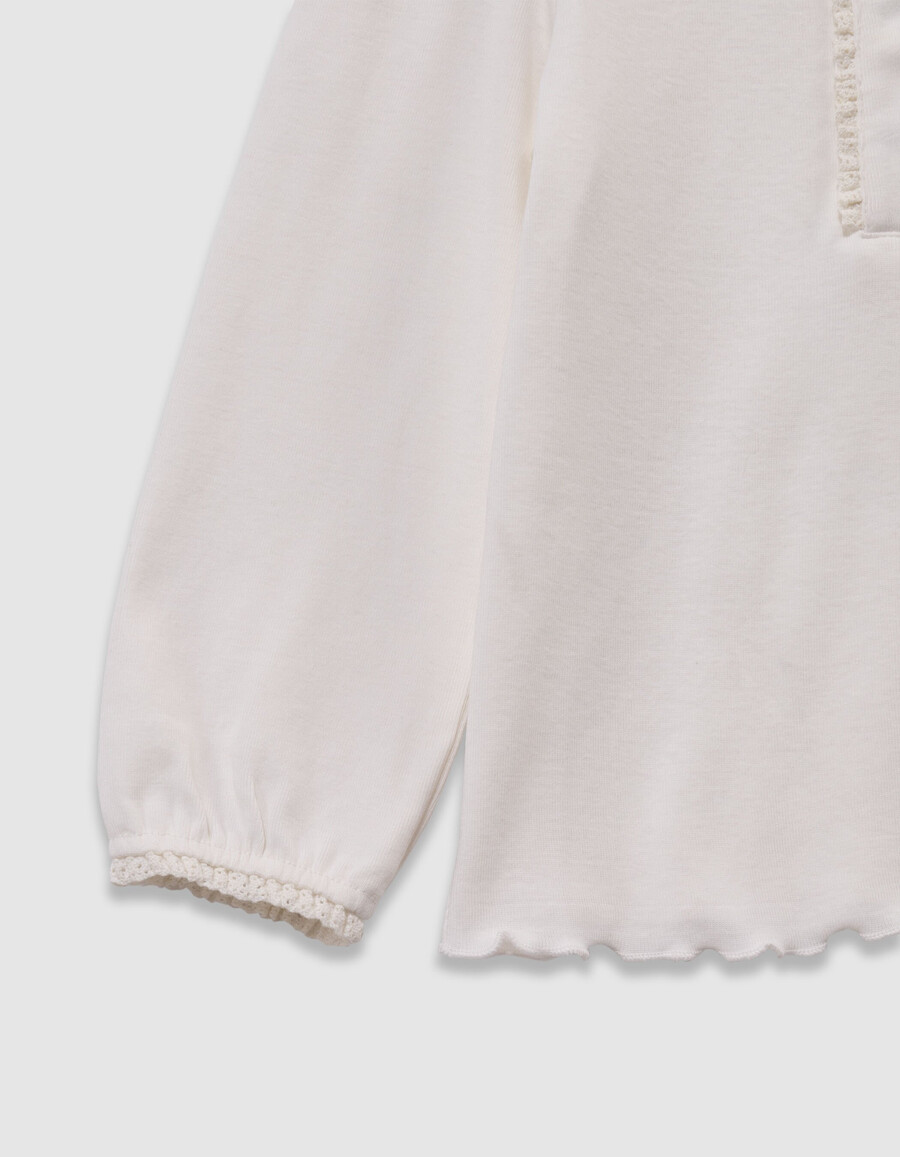 ecrufarbenes mädchen-t-shirt mit gestickter schleife und spitzendetails