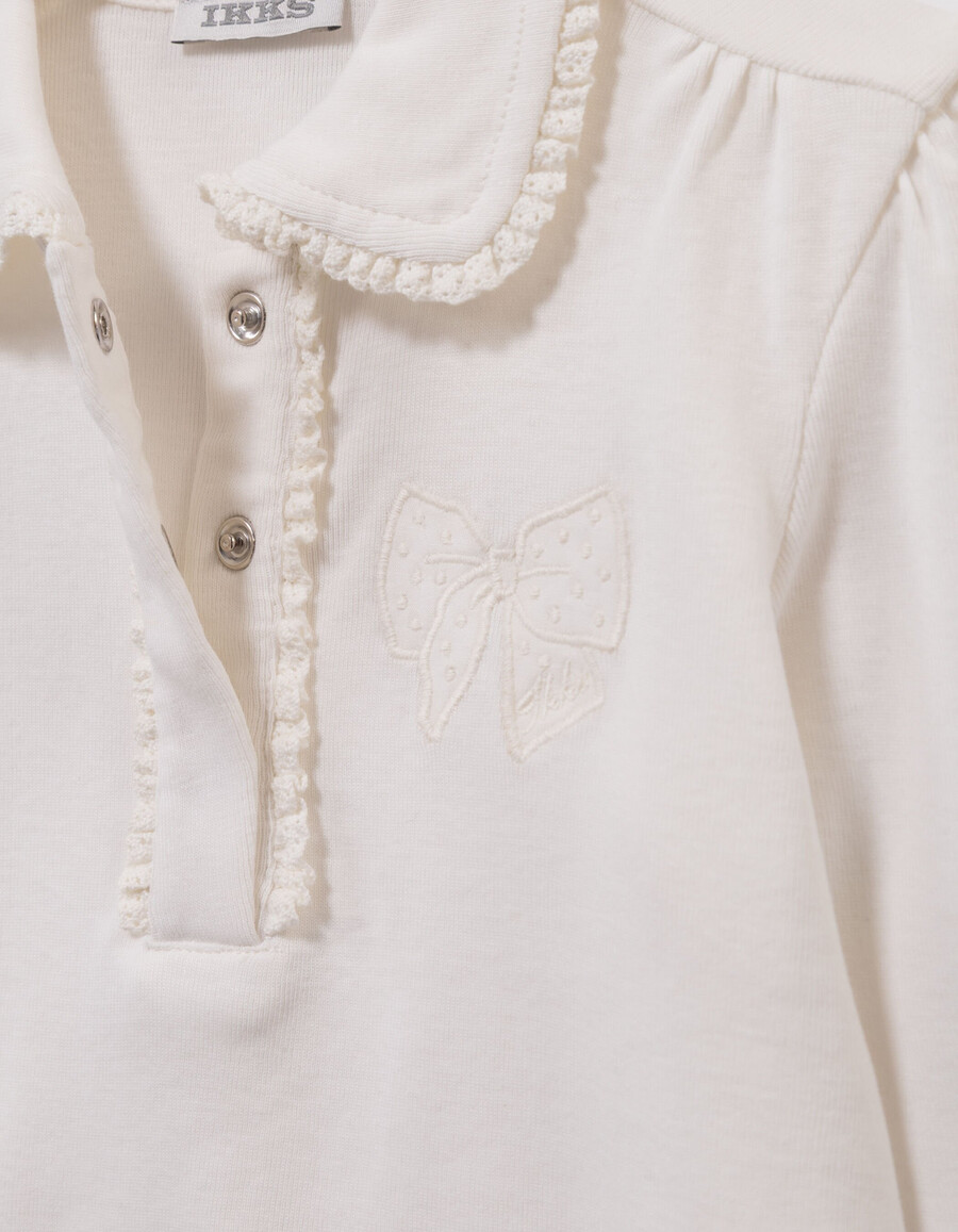 ecrufarbenes mädchen-t-shirt mit gestickter schleife und spitzendetails