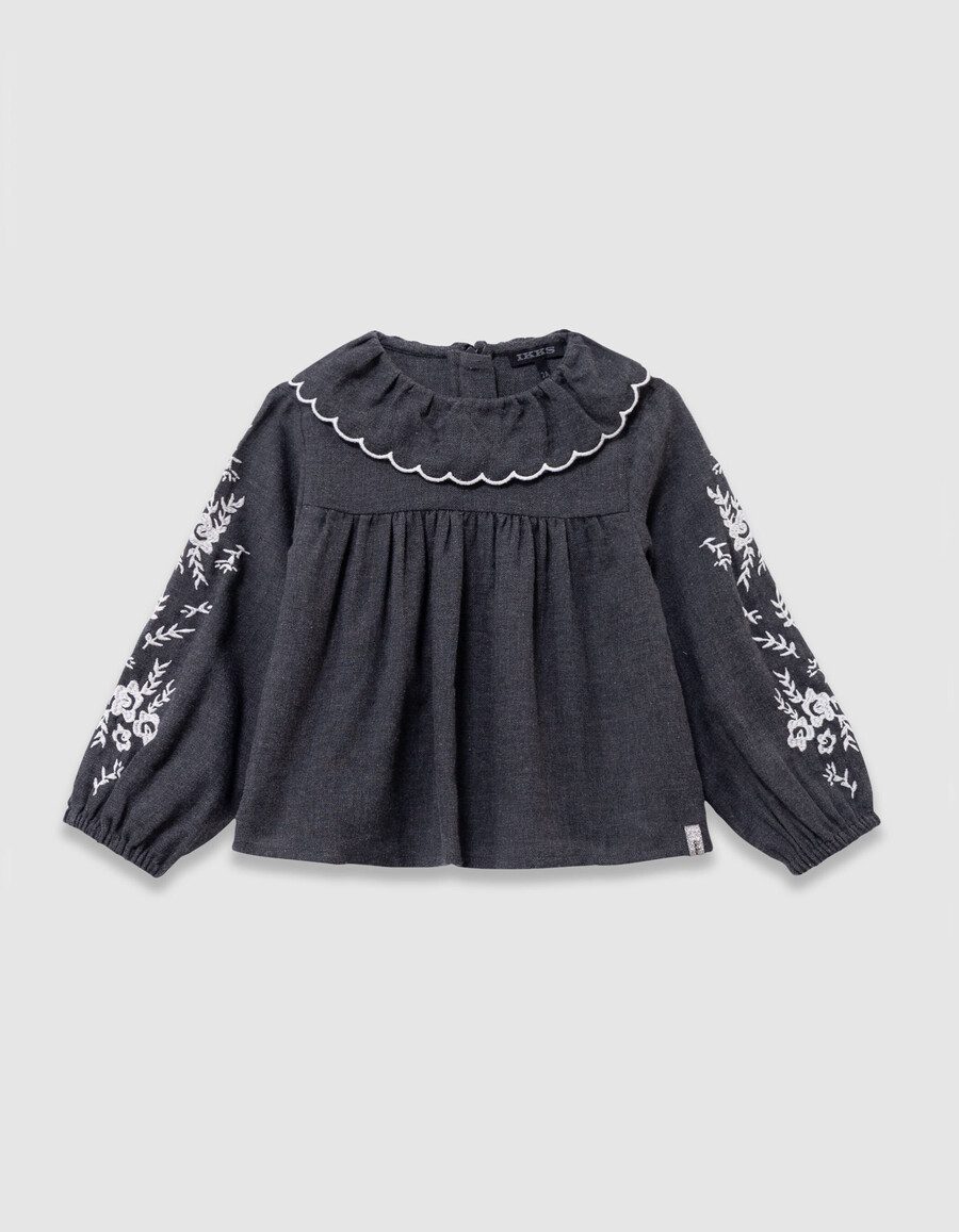 graue mädchenbluse mit breitem kragen und stickerei