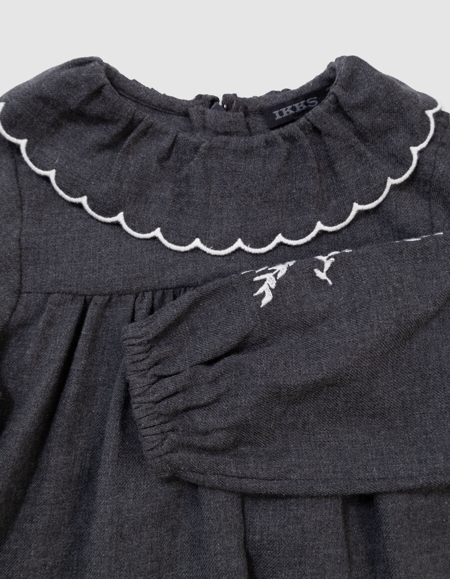 graue mädchenbluse mit breitem kragen und stickerei