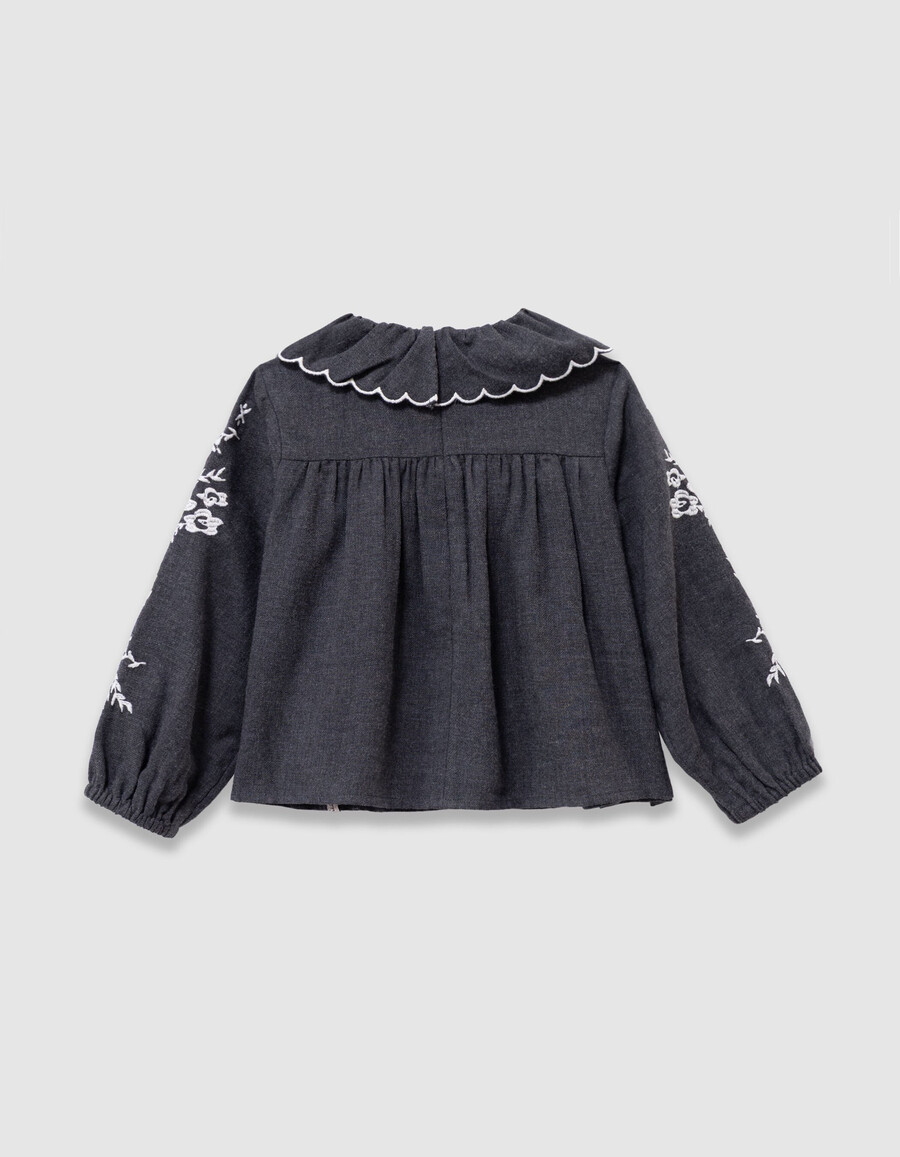 graue mädchenbluse mit breitem kragen und stickerei
