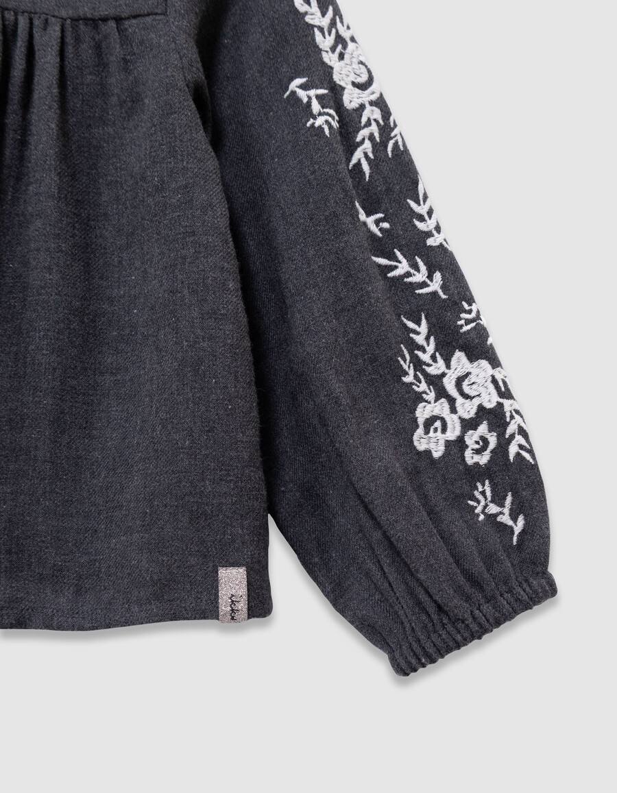 graue mädchenbluse mit breitem kragen und stickerei