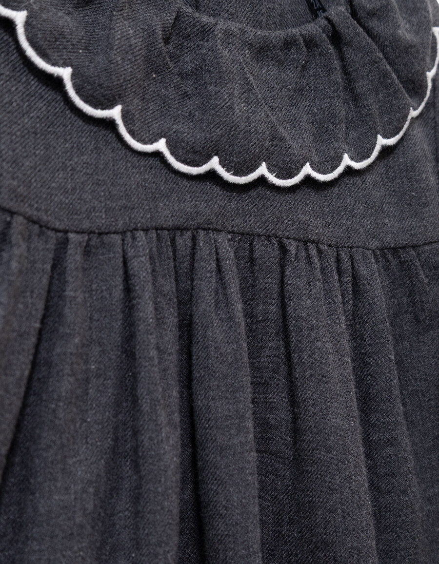 graue mädchenbluse mit breitem kragen und stickerei