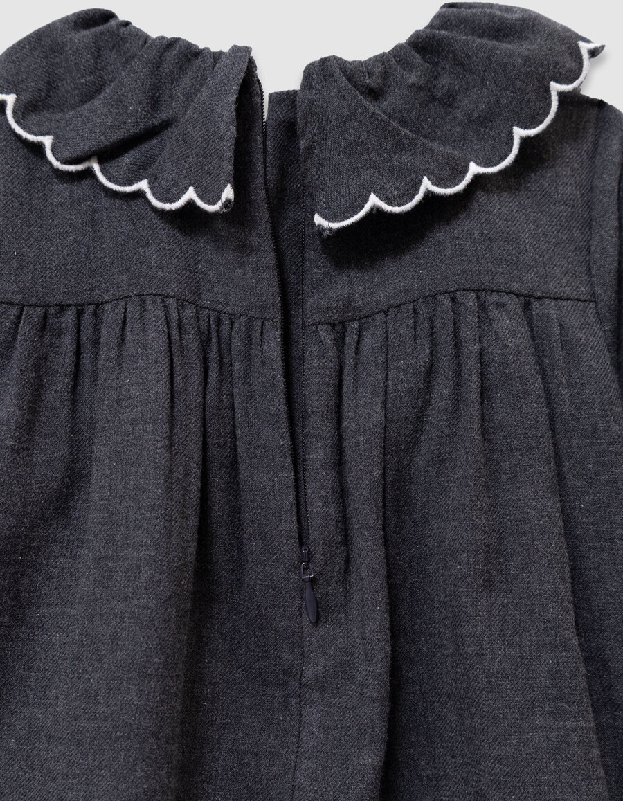 graue mädchenbluse mit breitem kragen und stickerei