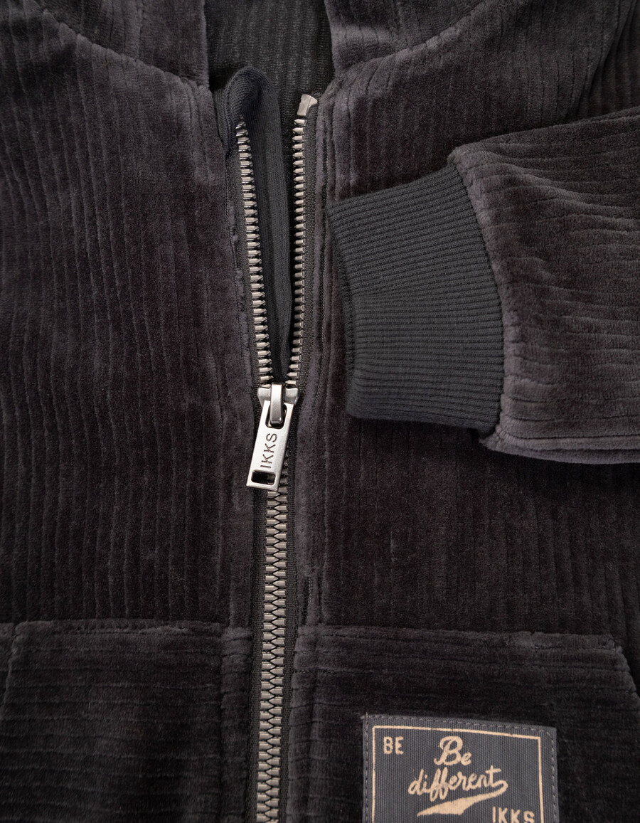 grauer cord-strickpullover mit kapuze für jungen