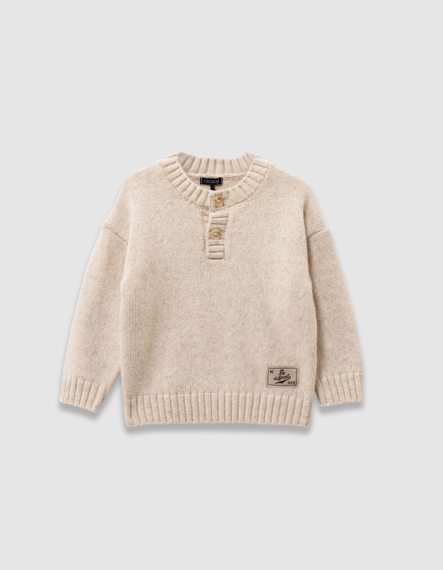 grauer strickpullover für jungen mit knopfkragen