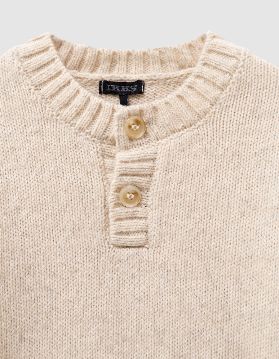 grauer strickpullover für jungen mit knopfkragen
