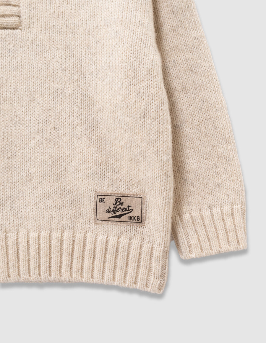 grauer strickpullover für jungen mit knopfkragen