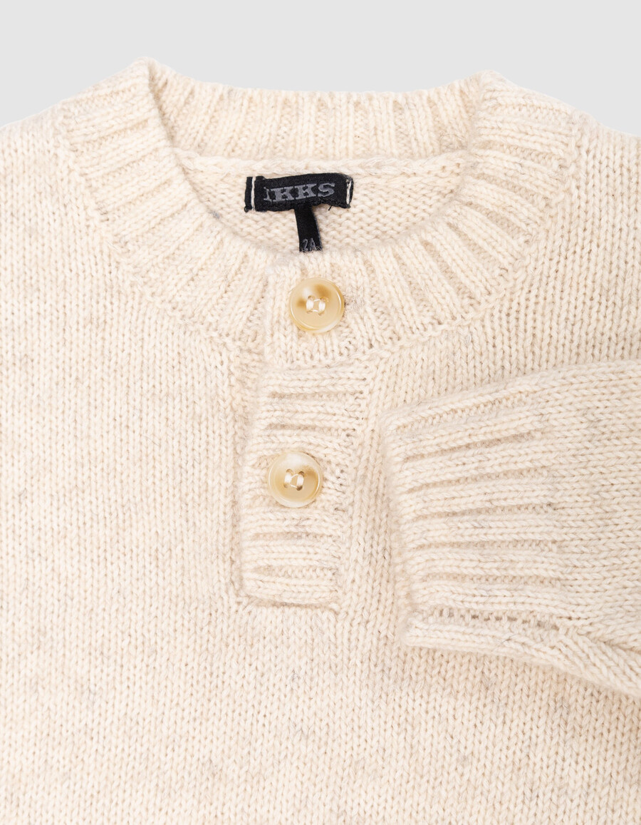grauer strickpullover für jungen mit knopfkragen