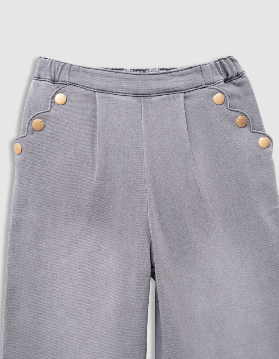 graue mädchenjeans mit weitem bein und druckknopftaschen