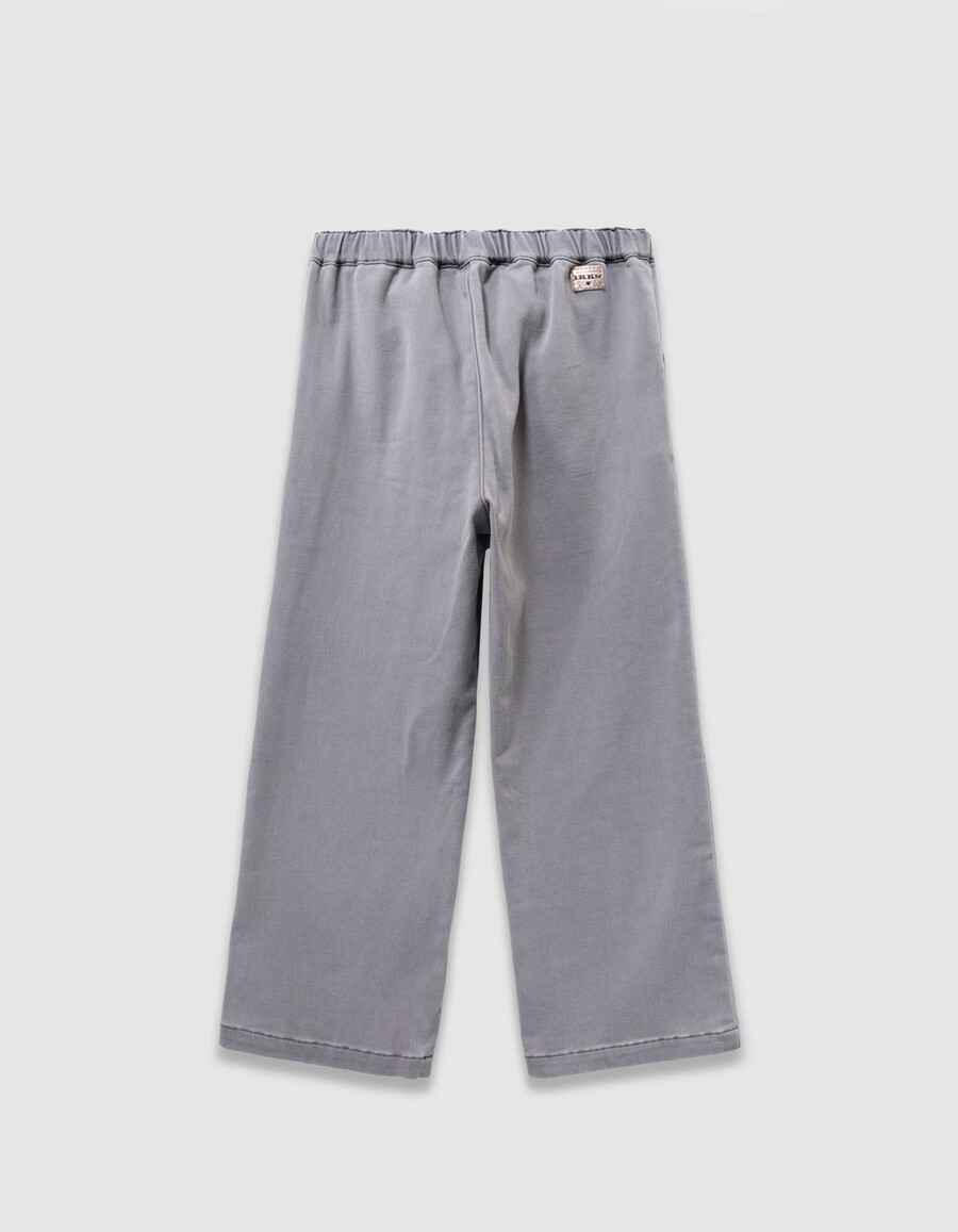 graue mädchenjeans mit weitem bein und druckknopftaschen
