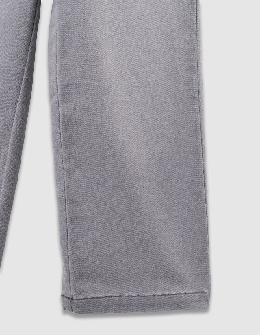 graue mädchenjeans mit weitem bein und druckknopftaschen
