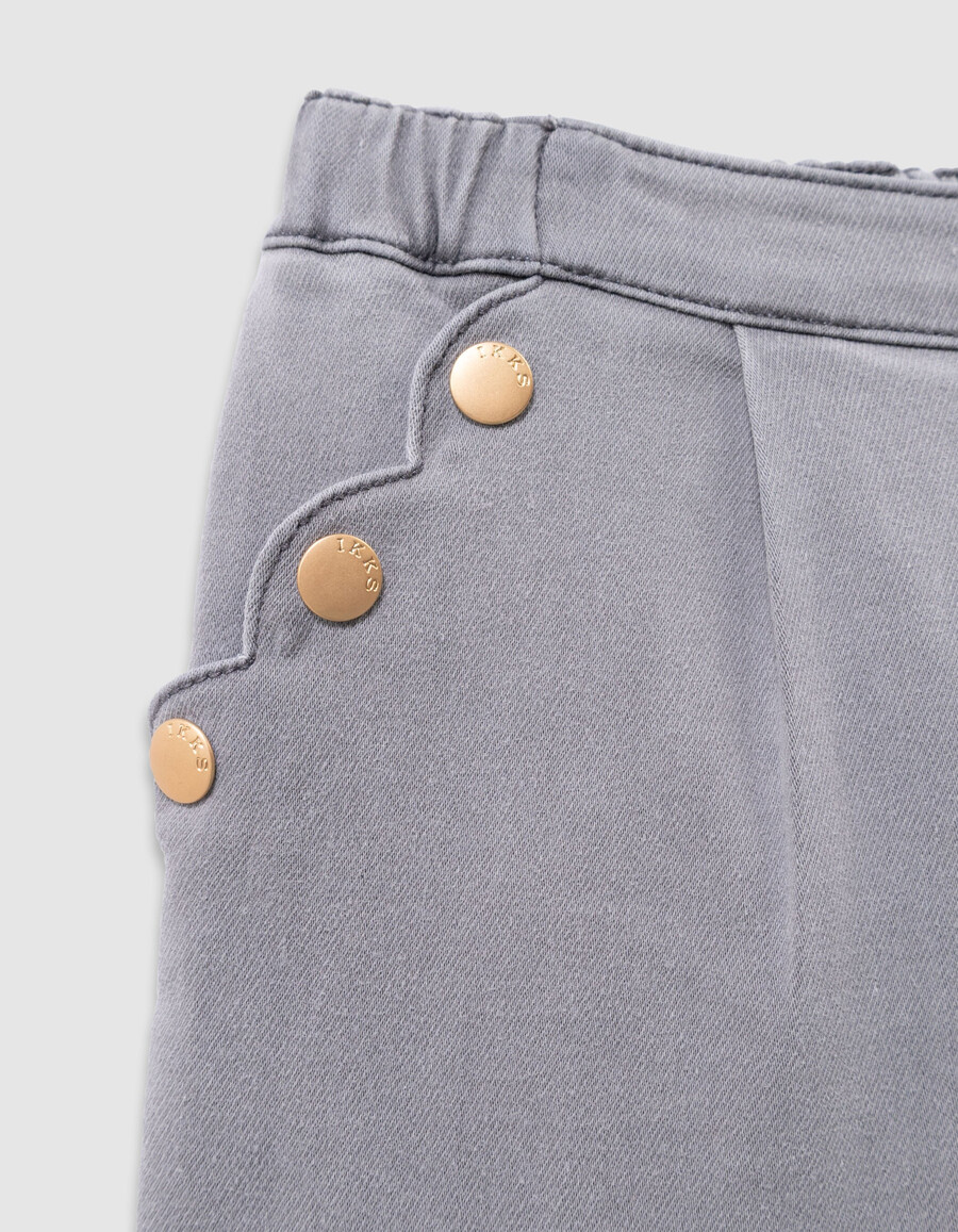 graue mädchenjeans mit weitem bein und druckknopftaschen