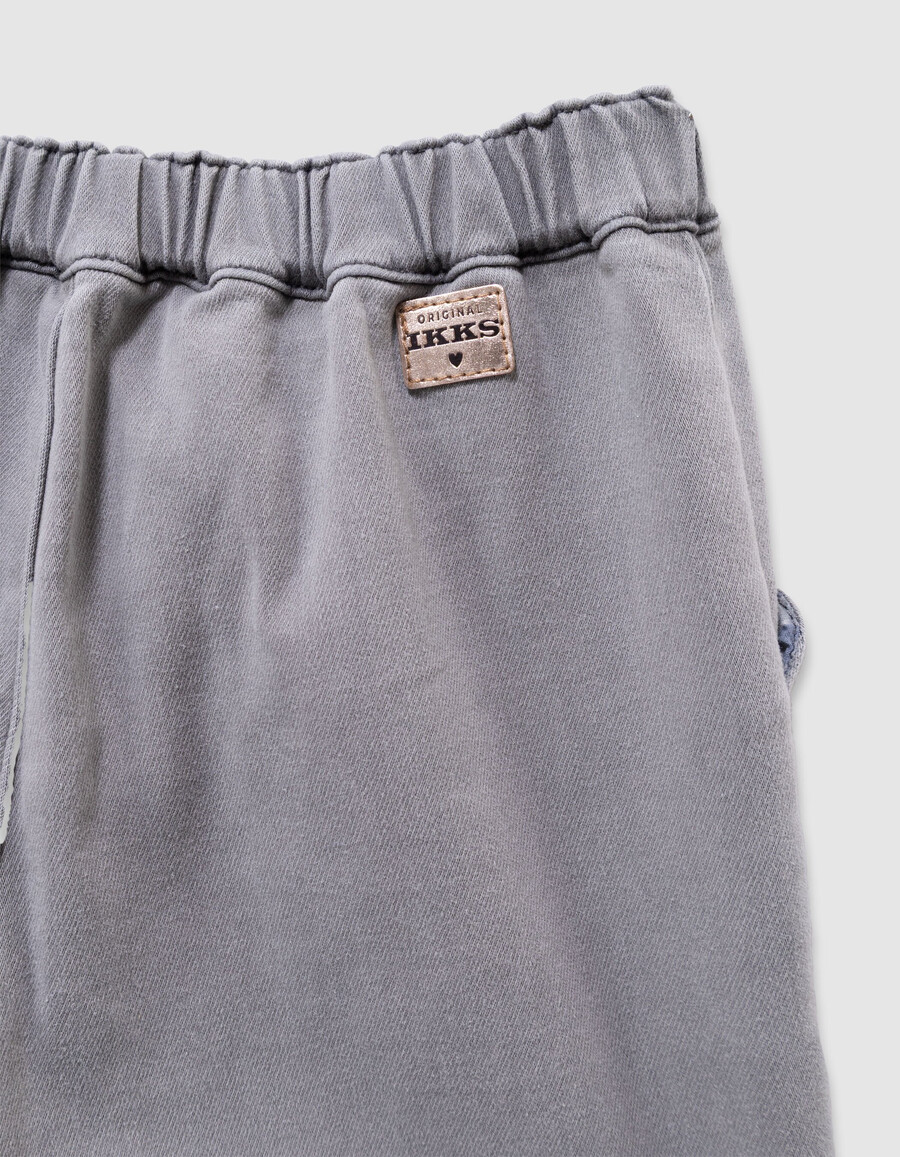 graue mädchenjeans mit weitem bein und druckknopftaschen