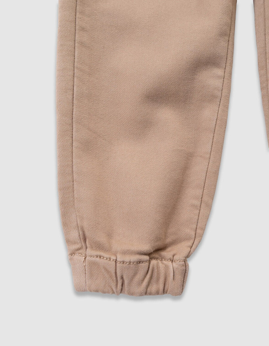 beigefarbene locker sitzende jeans für jungen mit elastischem bund