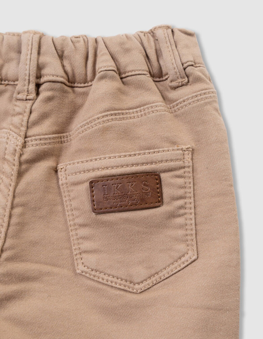 beigefarbene locker sitzende jeans für jungen mit elastischem bund