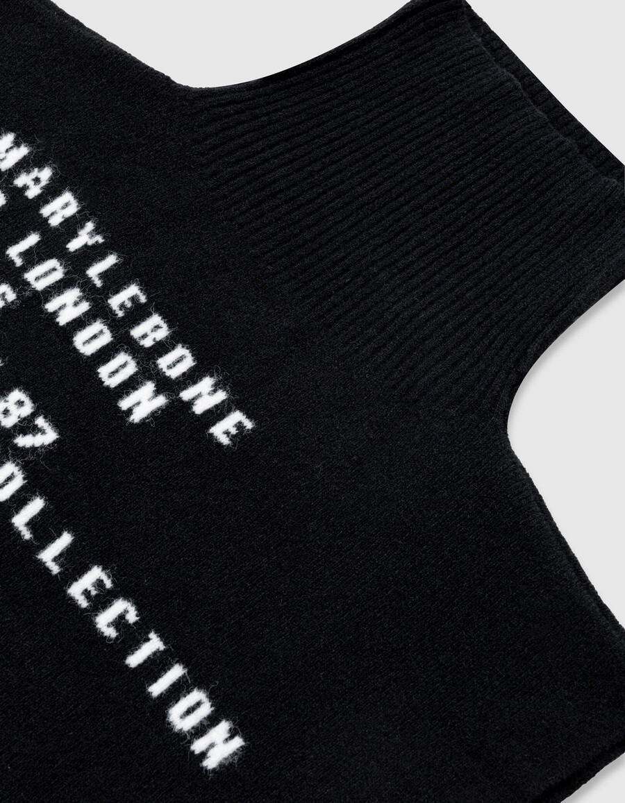 schwarzer damen-poncho aus jacquard-strick mit slogan