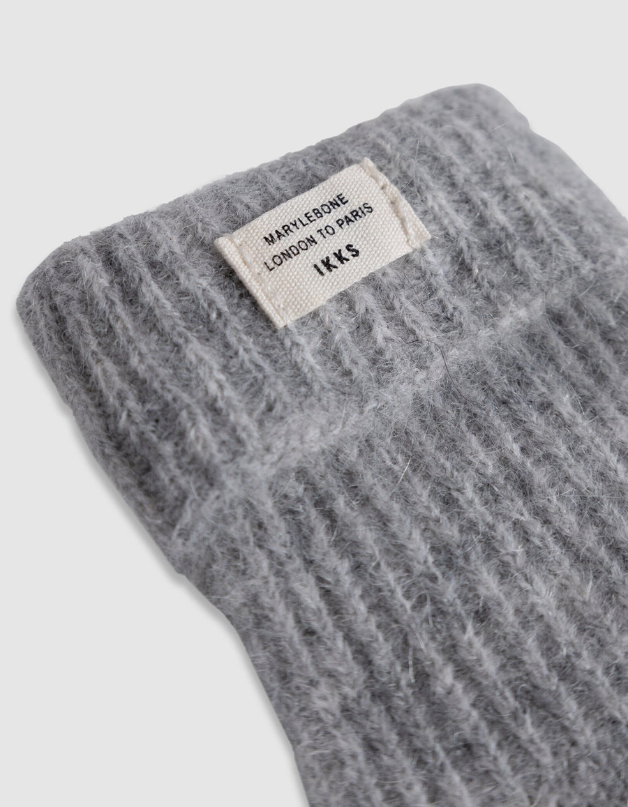 graue strickhandschuhe mit gestreiften bündchen für damen