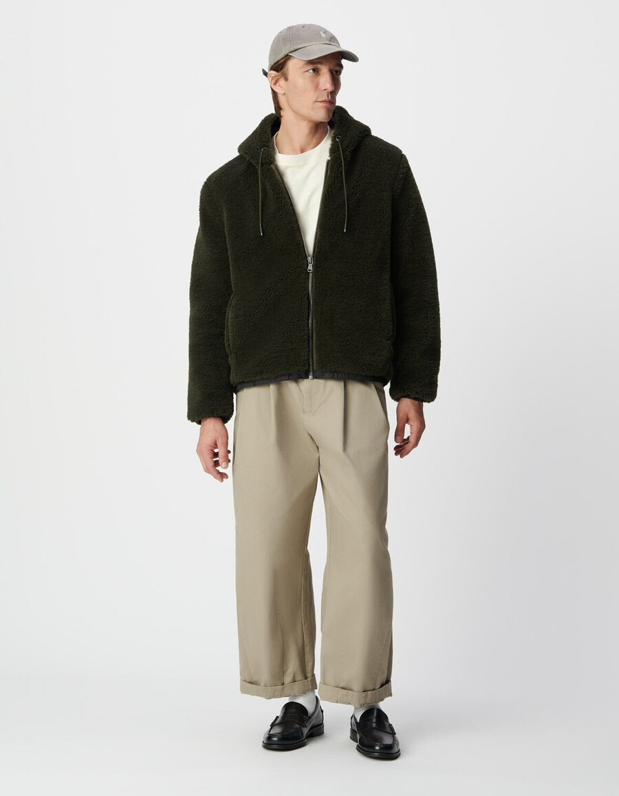 khakifarbene sherpa-unterjacke für herren