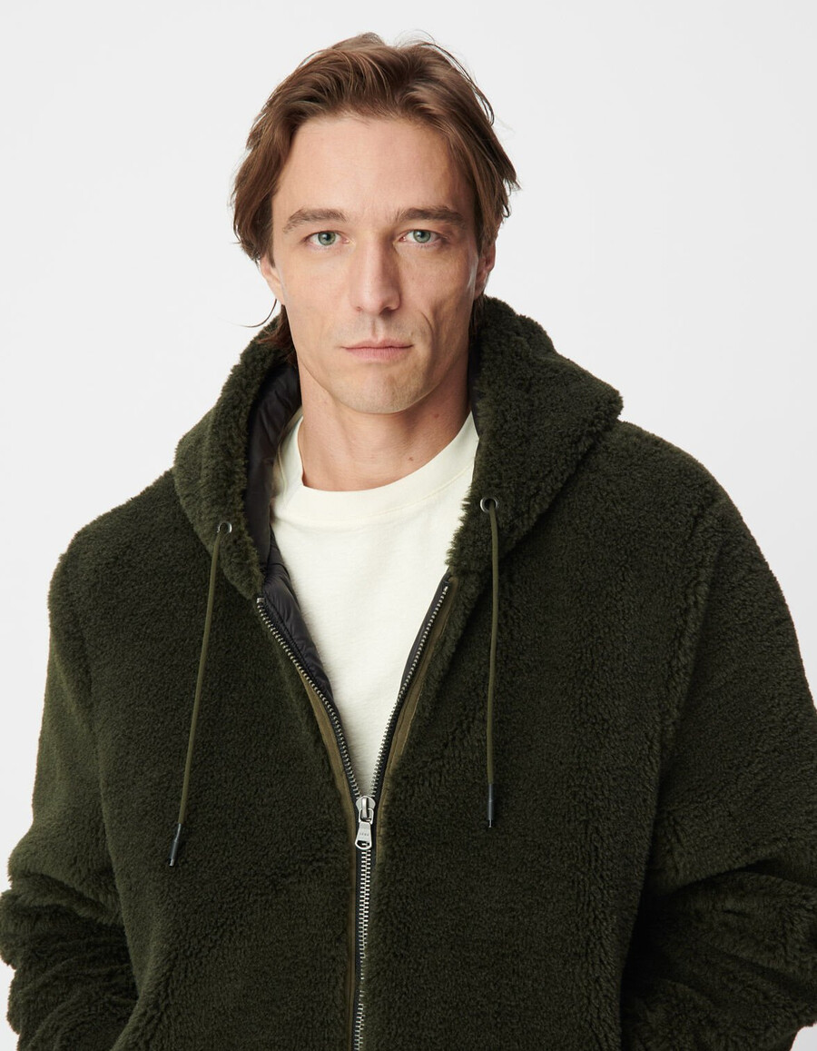 khakifarbene sherpa-unterjacke für herren