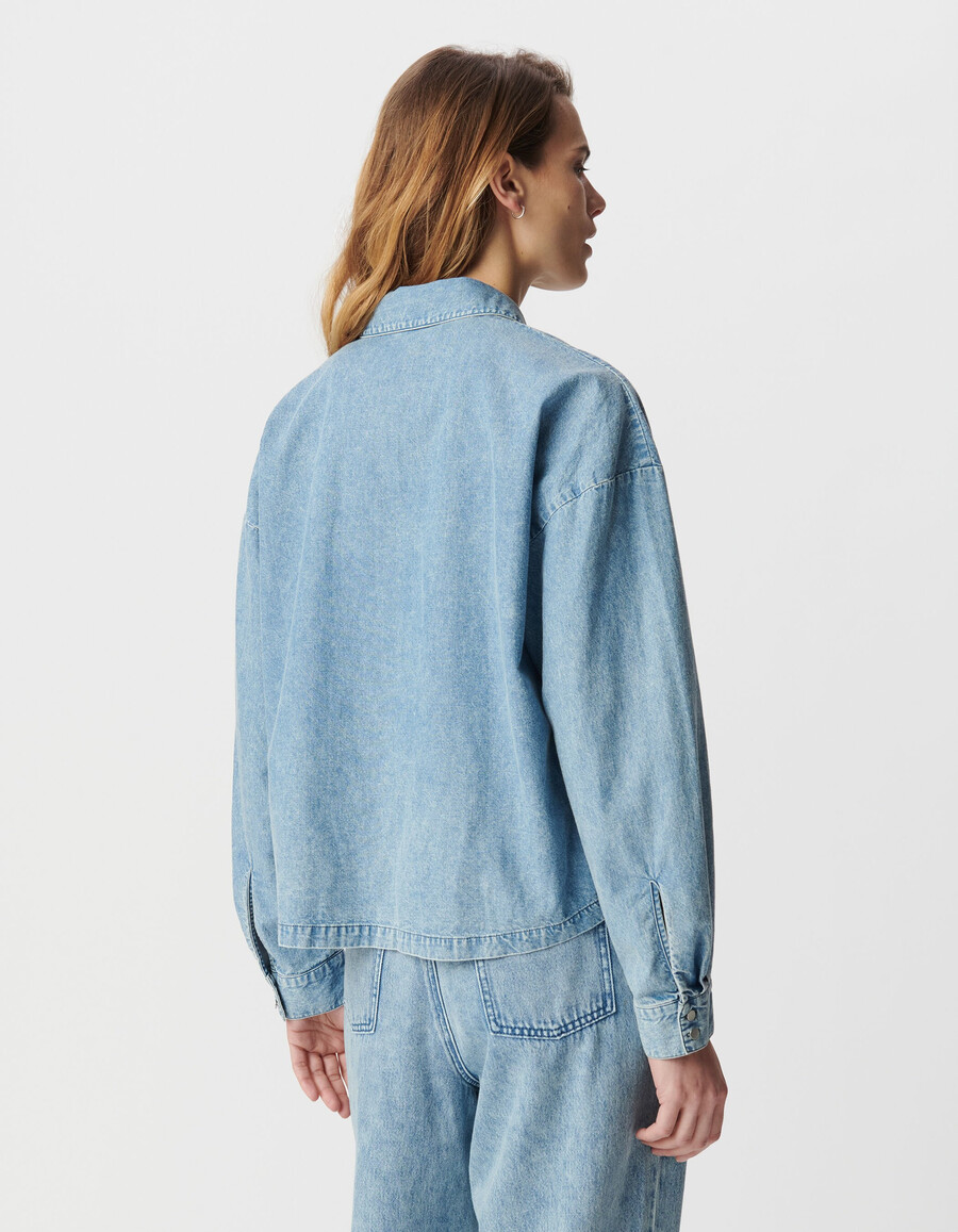 damen-jeanshemd aus blauer bio-baumwolle mit lockeren ärmeln