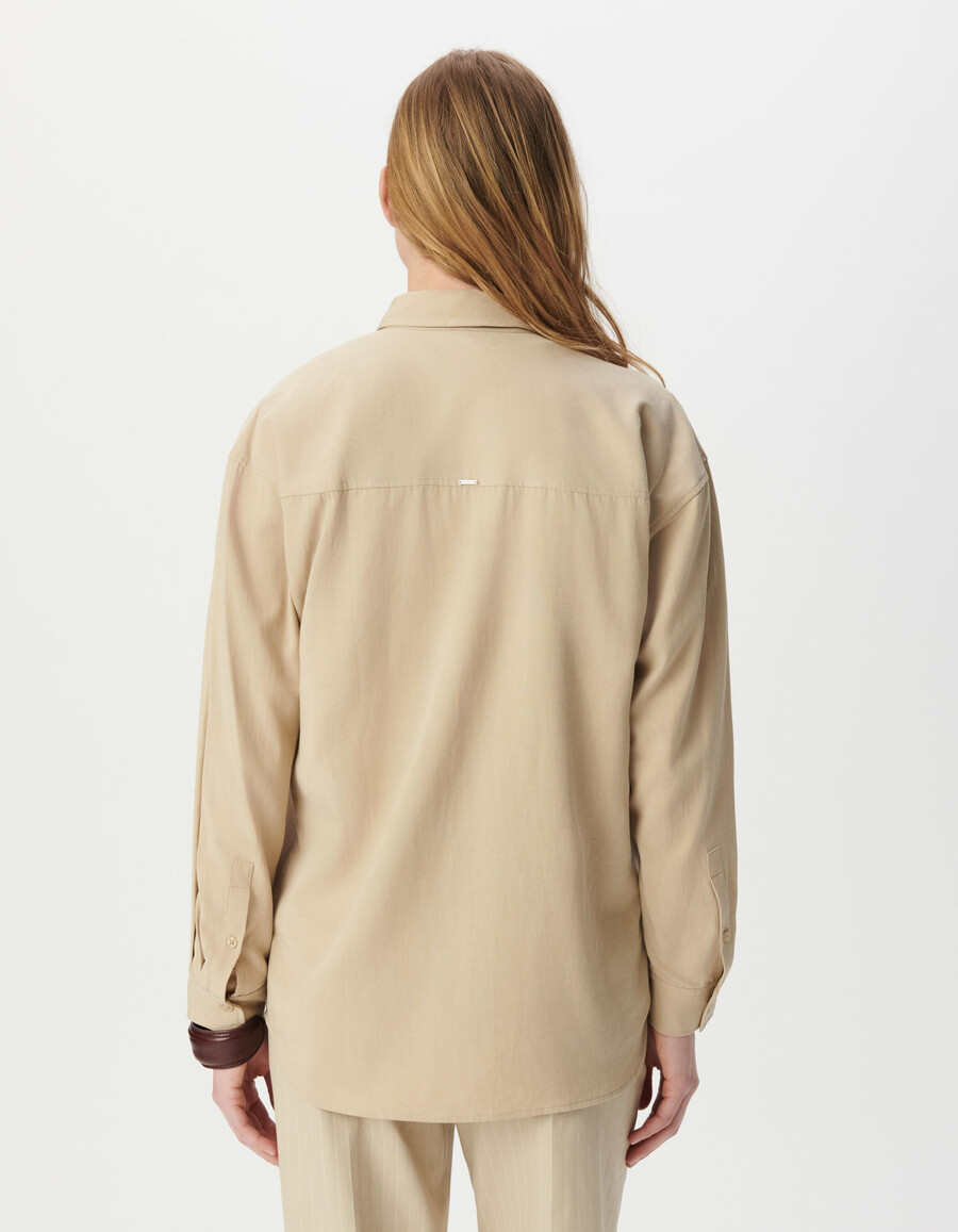 beigefarbenes oversize-damenhemd mit xl-taschen