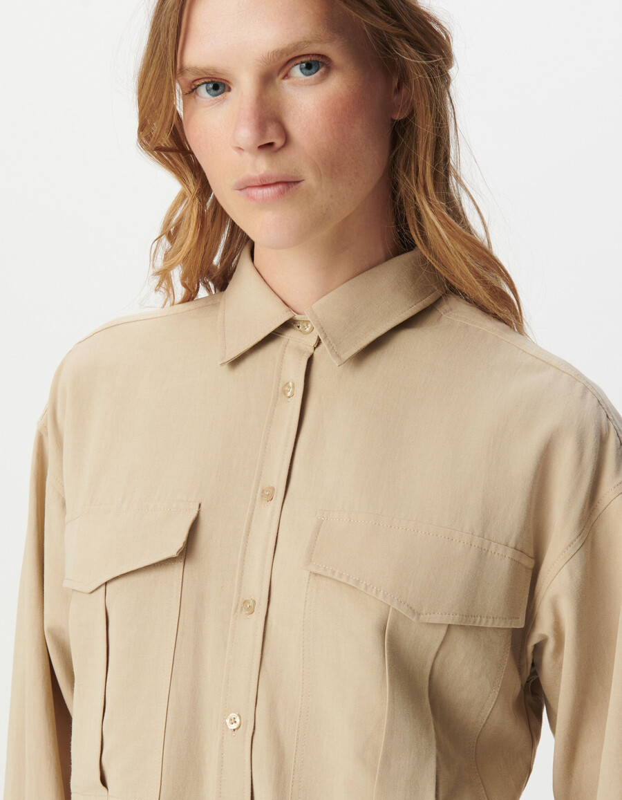beigefarbenes oversize-damenhemd mit xl-taschen