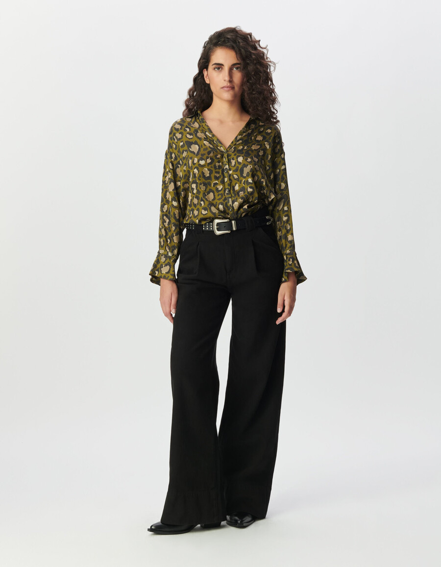 damen-langarmhemd in khaki mit leopardenmuster tachist-print