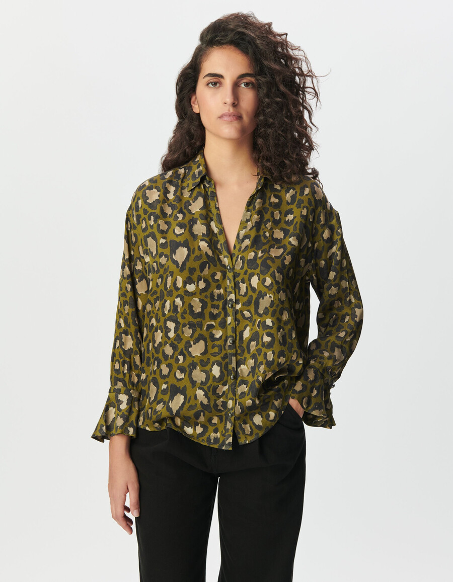 damen-langarmhemd in khaki mit leopardenmuster tachist-print