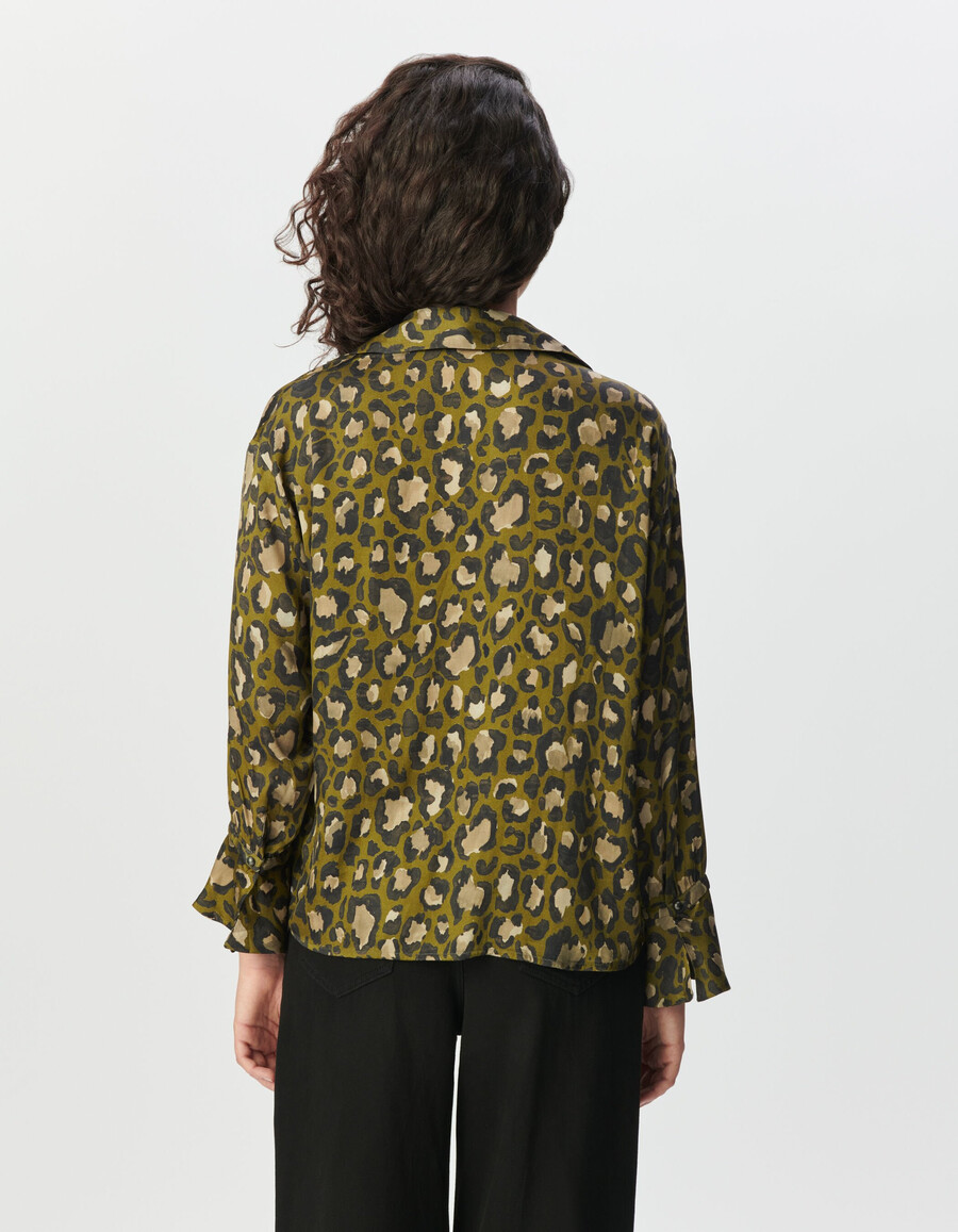 damen-langarmhemd in khaki mit leopardenmuster tachist-print
