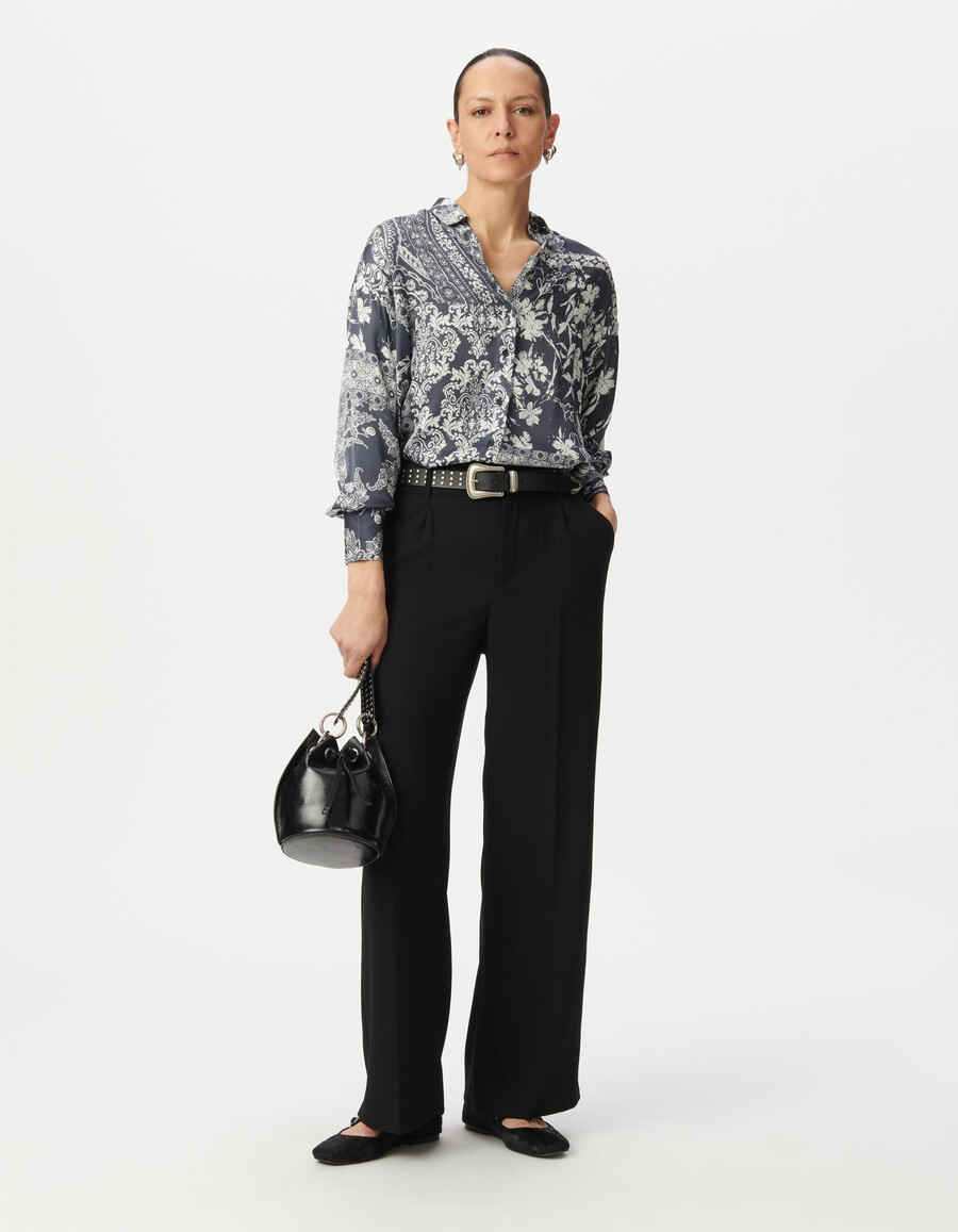 damenbluse aus grau-blauem satin mit schalprint