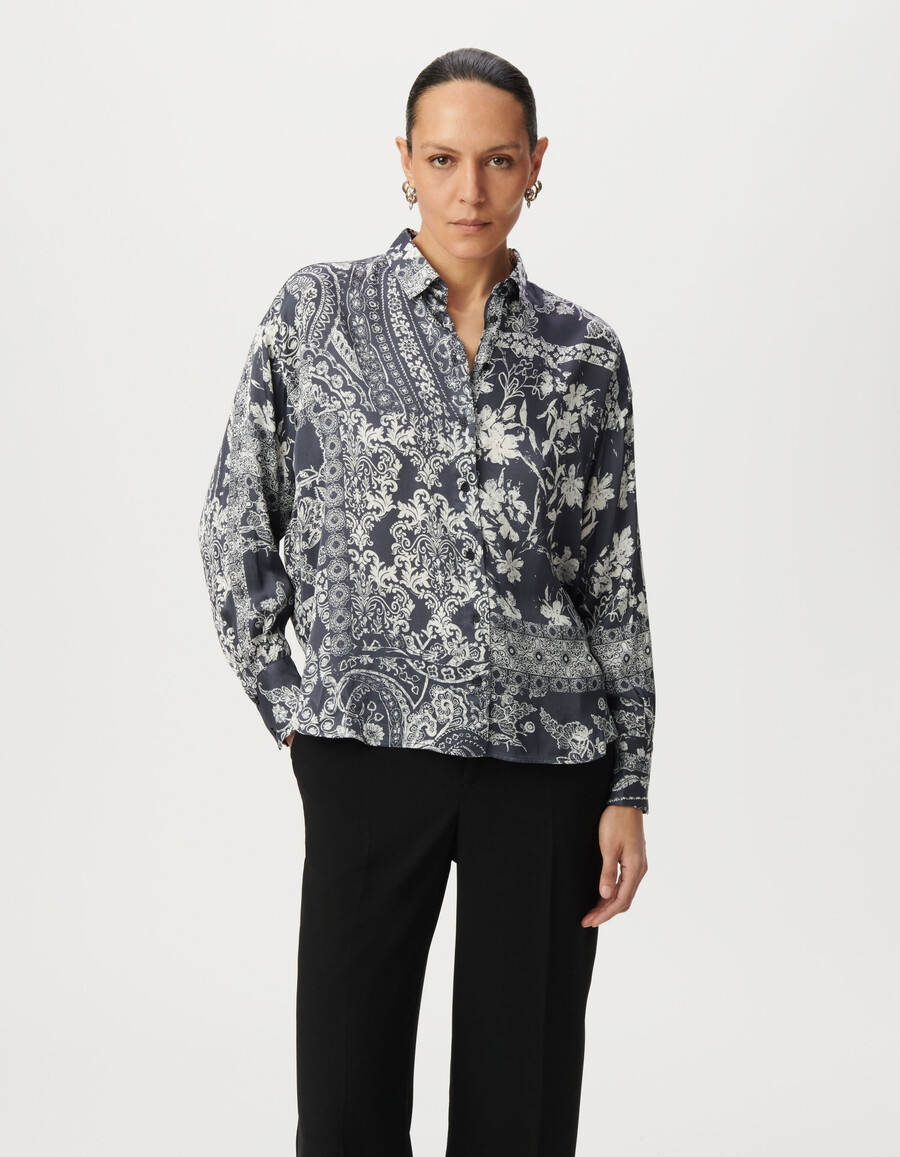 damenbluse aus grau-blauem satin mit schalprint