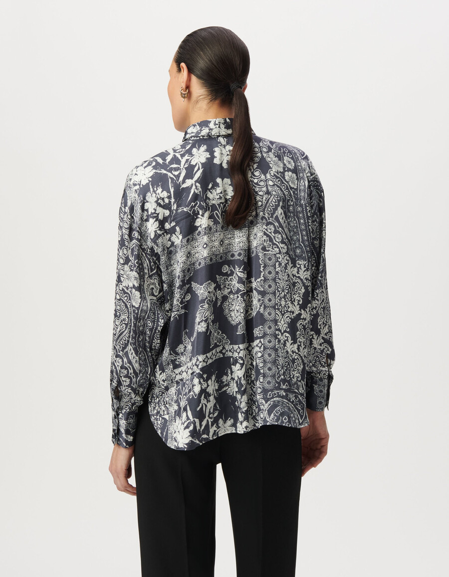 damenbluse aus grau-blauem satin mit schalprint