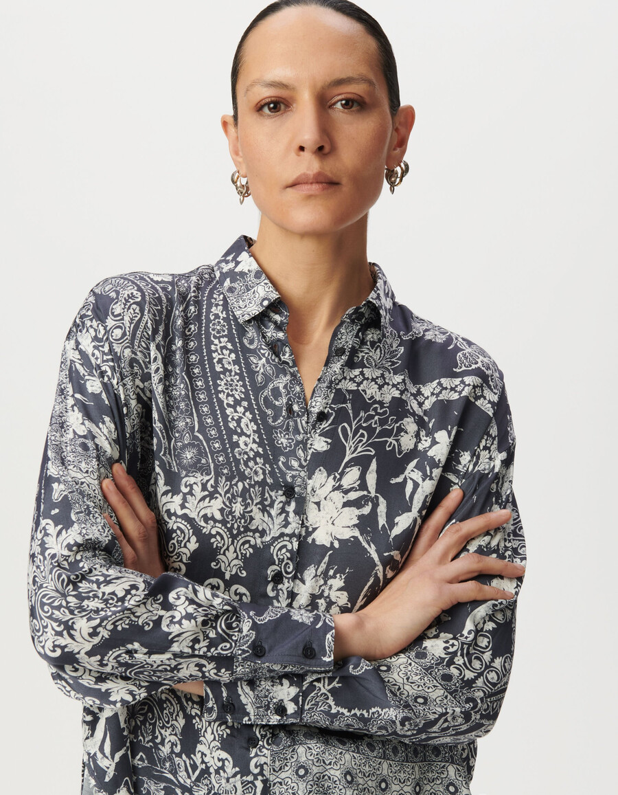 damenbluse aus grau-blauem satin mit schalprint