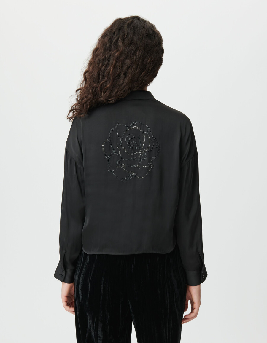 schwarzes damen-kurzhemd mit strassrose auf dem rücken