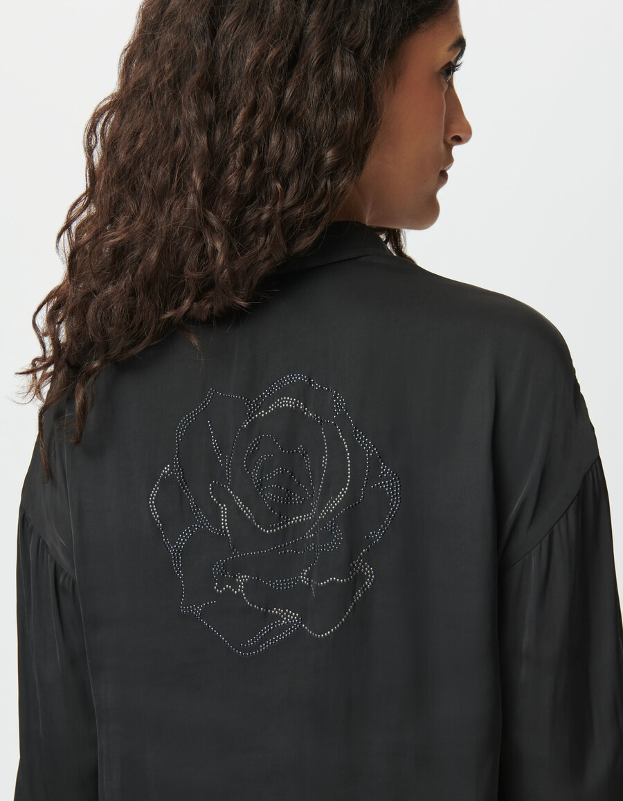 schwarzes damen-kurzhemd mit strassrose auf dem rücken